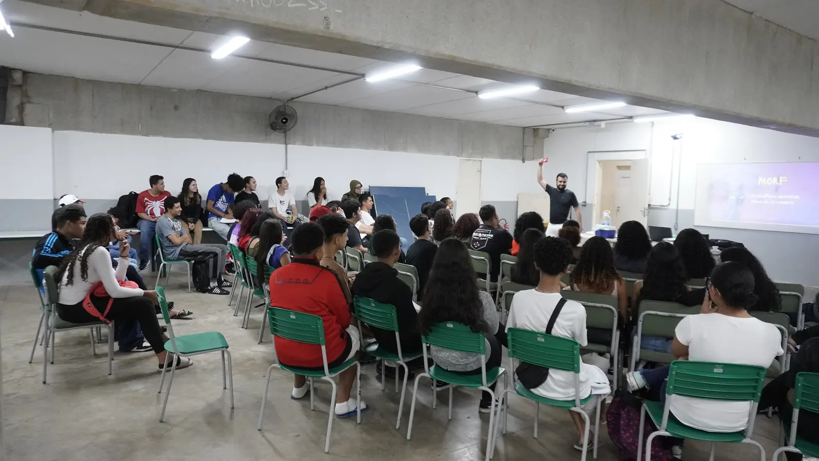 Estudantes sentados em roda durante apresentação do Morf